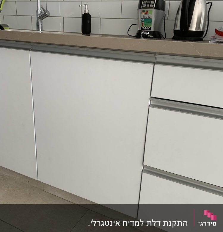 כיור מטבח עם ברז, בלנדר, קומקום וסבון נוזלי
